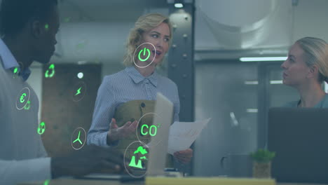animación de múltiples iconos sobre diversos compañeros de trabajo discutiendo informes en la oficina.