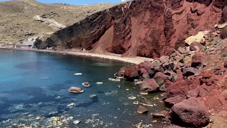 Beliebter-Roter-Strand-In-Santorini,-Griechenland-An-Einem-Sonnigen-Tag-3