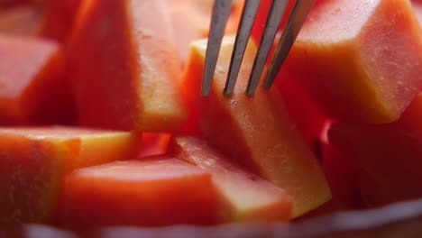 el primer plano de la papaya cortada en rodajas