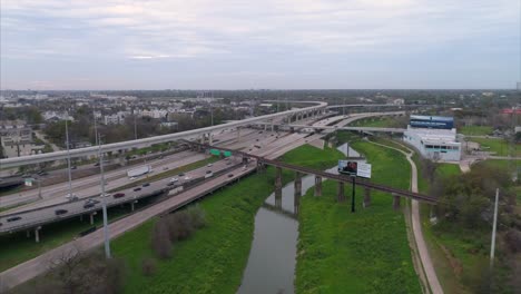 este video trata sobre una vista aérea del pantano de búfalo cerca del centro de houston en un día nublado