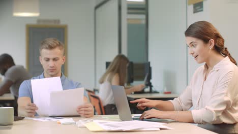 Equipo-De-Negocios-Trabajando-En-El-Espacio-De-Coworking.-Señora-De-Negocios-Leyendo-Buenas-Noticias