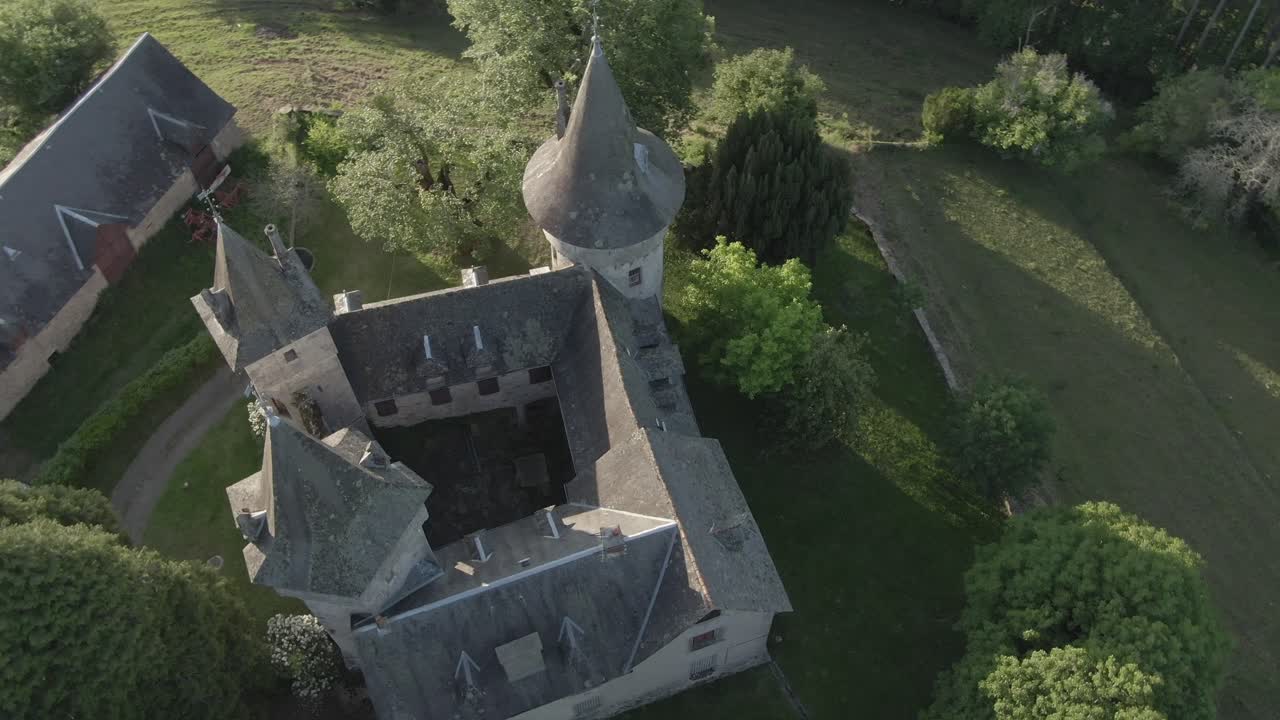 un avión no tripulado en órbita sobre el castillo de chateau de puy-de-val, españa, corrèze en francia