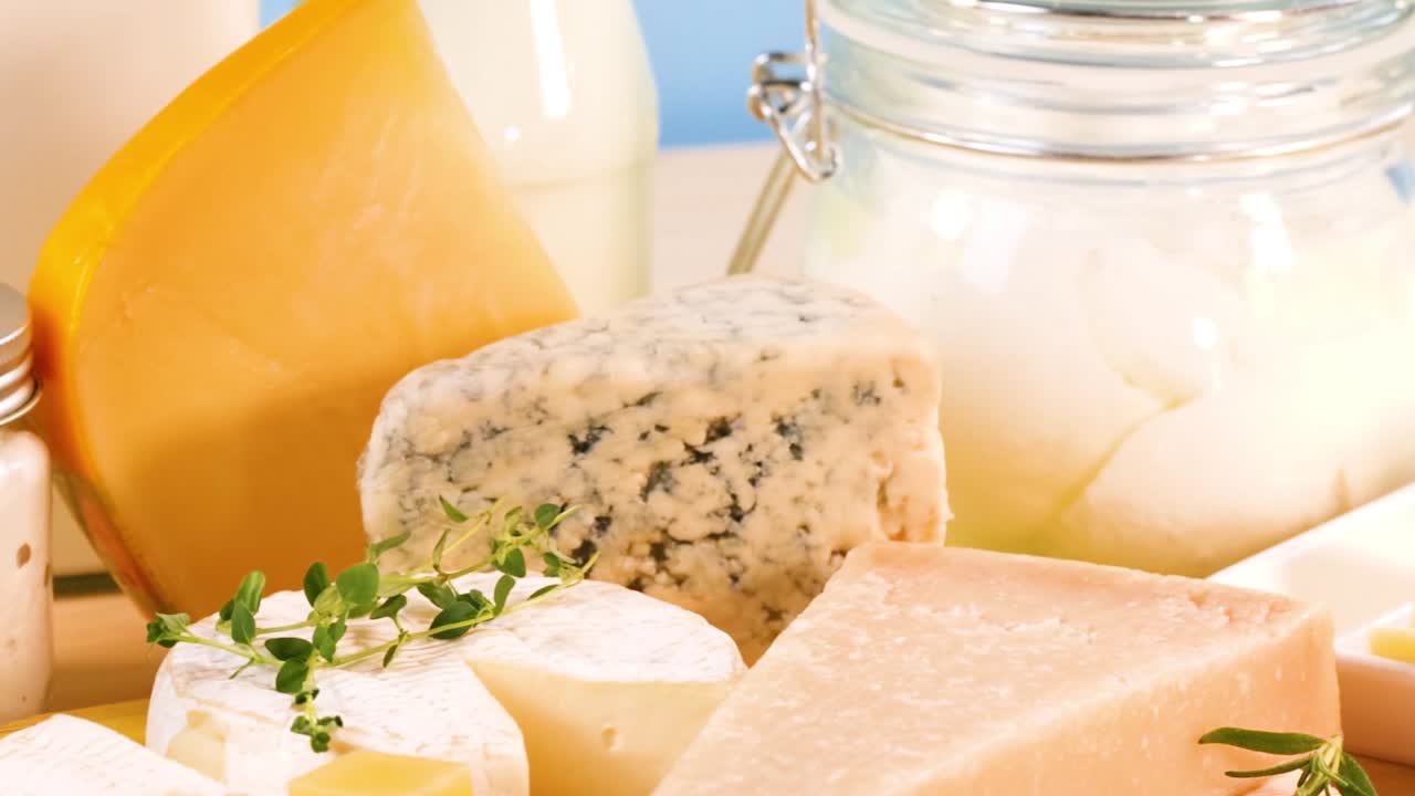 productos lácteos variados sobre un fondo azul