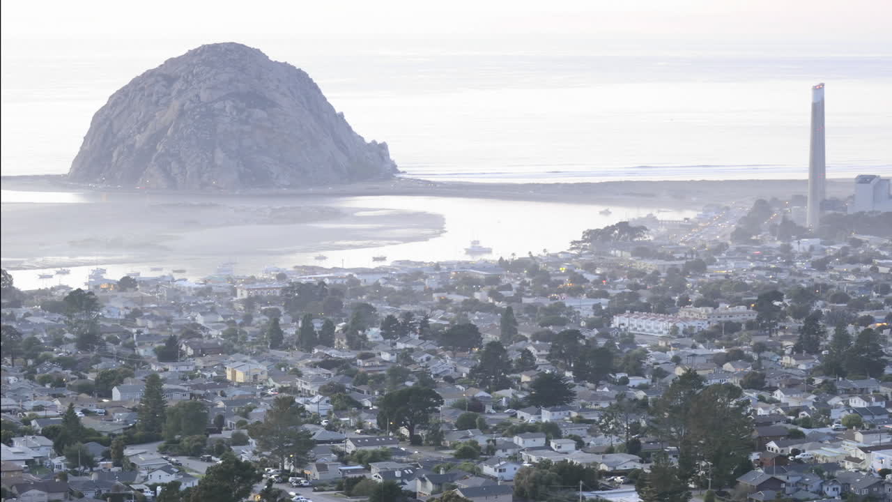 모로 베이 캘리포니아의 검은 언덕에서 모로 베이에 나타나는 저녁 불빛의 시간 경과