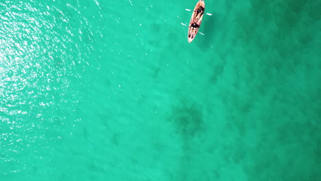 Vista-Aérea-De-Los-Barcos-En-El-Lago,-En-La-Laguna-De-Bacalar,-México-Soleado