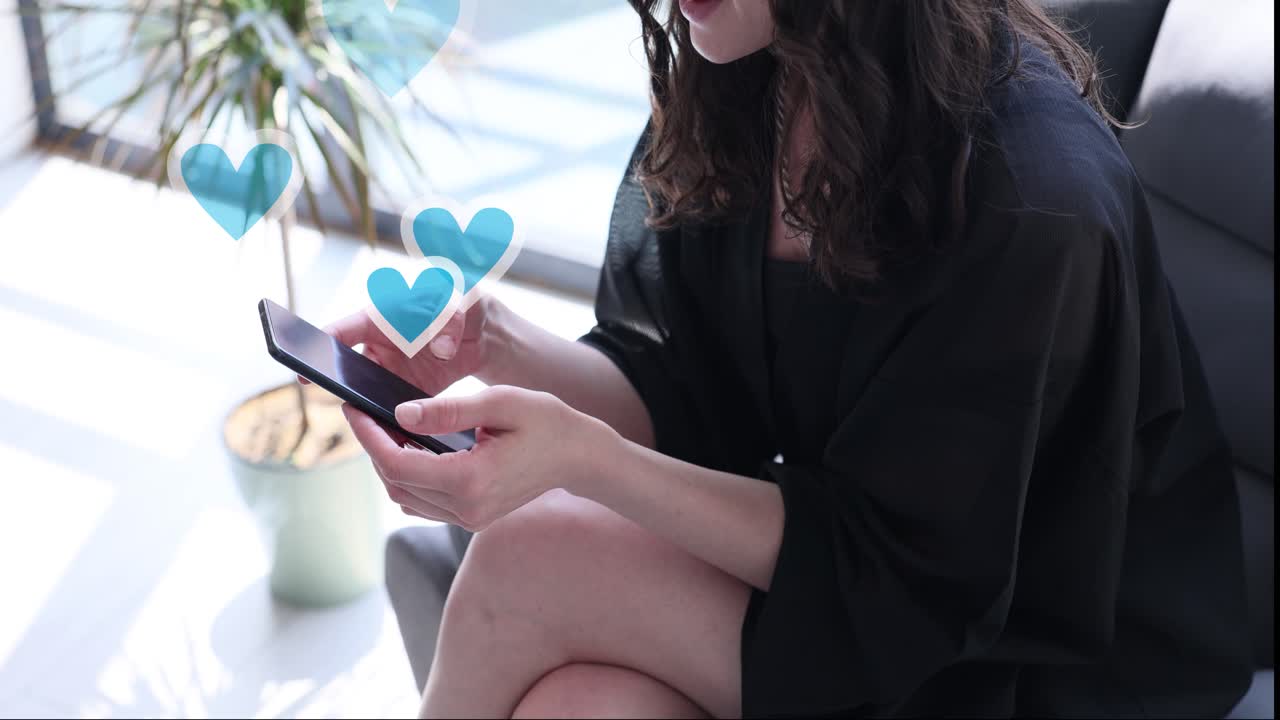 Mujer joven enviando mensajes en smartphone con corazones flotantes.