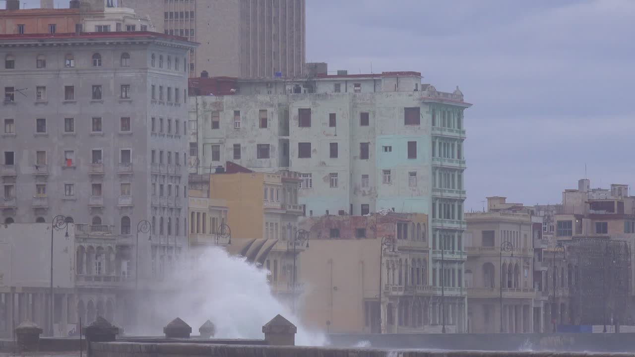 el paseo marítimo del malecón en la habana cuba recibe una paliza durante una gran tormenta de invierno 9