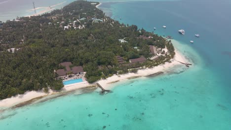 Draufsicht-Auf-Die-Insel-In-Kroatien,-Auf-Der-Sich-Die-Stadt-Befindet,-Umgeben-Von-Der-Unglaublichen-Farbe-Des-Wassers,-In-Dem-Sich-Die-Boote-Befinden