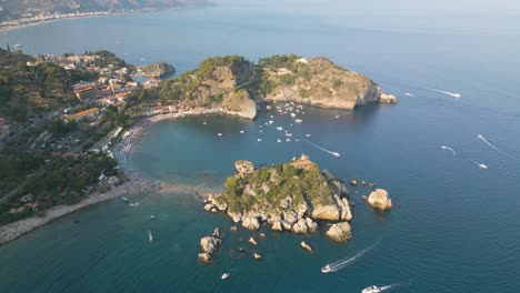 Vista-Aérea-Fija-De-Isola-Bella,-Sicilia,-Italia.