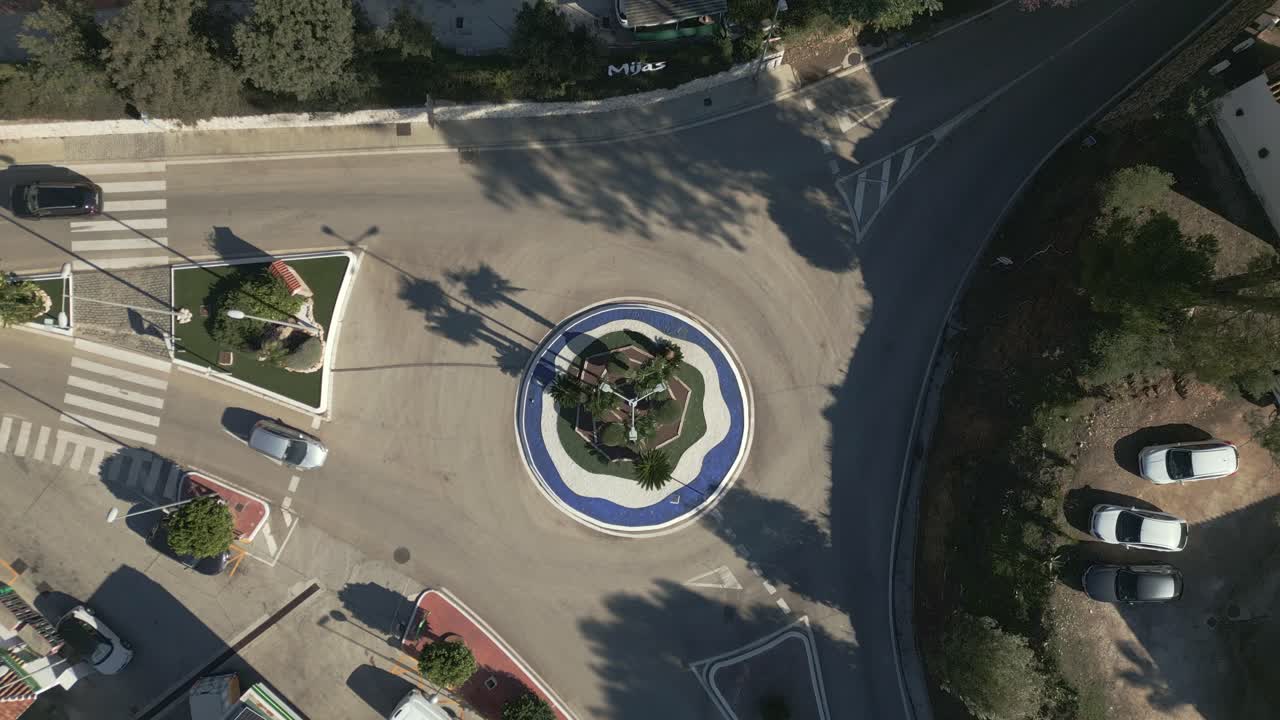 Vista aerea dall'alto del traffico su una rotatoria a Mijas Pueblo, Costa del Sol, Spagna meridionale