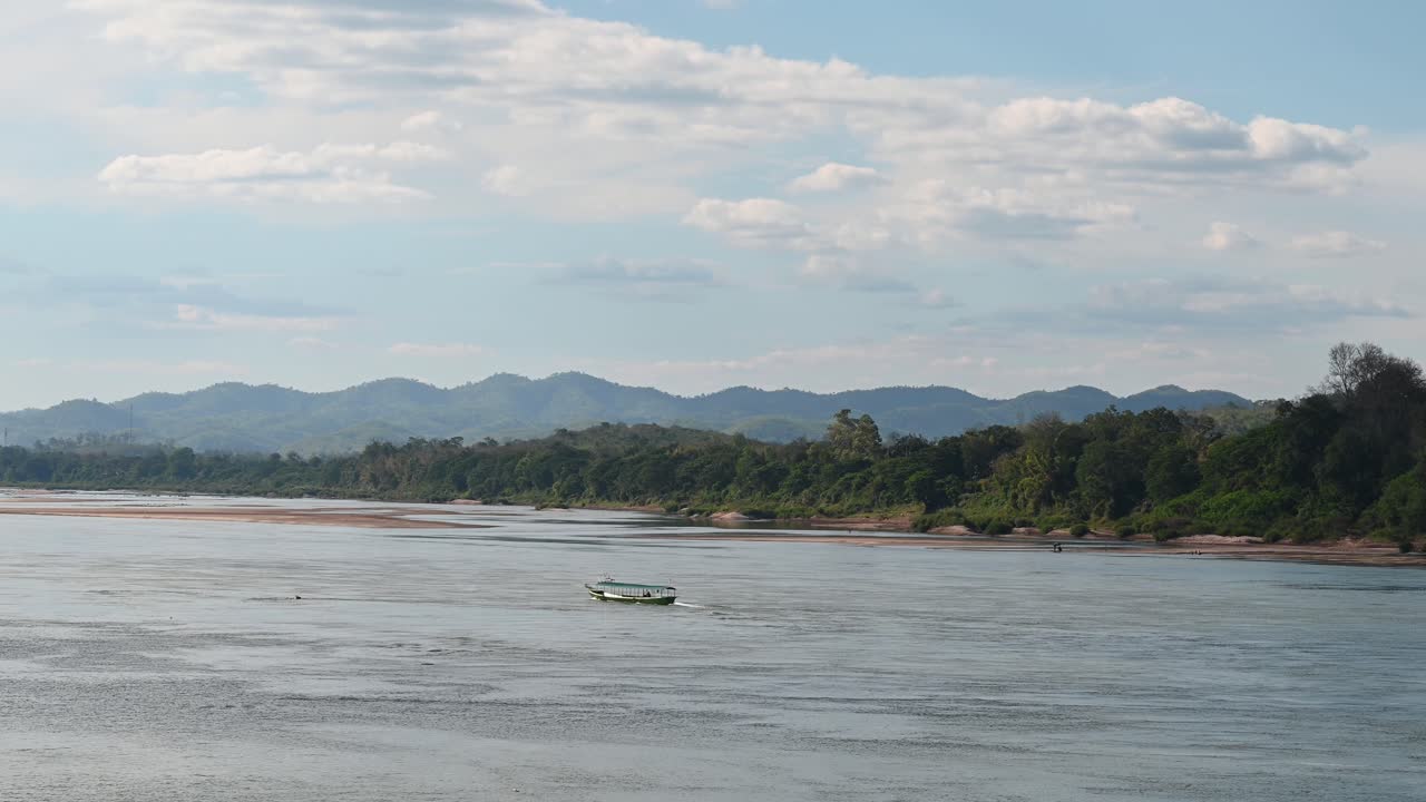 navegando por el río mekong subiendo la corriente este barco turístico es, tailandia y laos