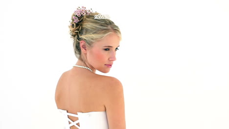 la novia rubia se vuelve para sonreír a la cámara