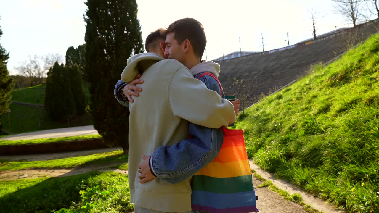 Affettuosa coppia LGBTQ che si abbraccia nel parco