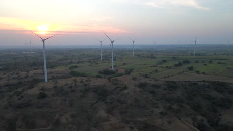 amanecer temprano en la mañana aerogenerador ojo de pájaro vista de cerca jath maharashtra india