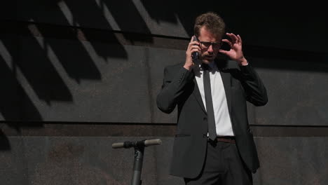 un hombre de negocios al teléfono.