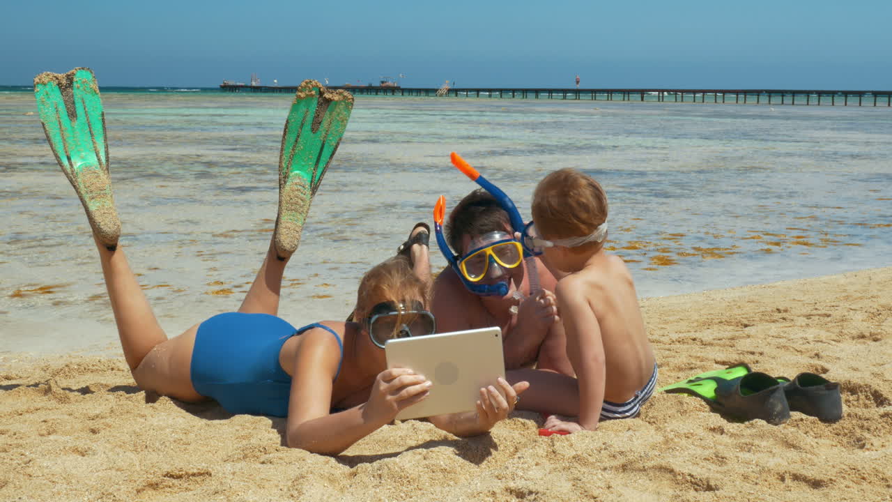 Famiglia che si riposa sulla spiaggia.