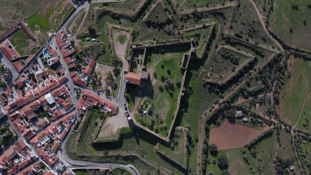 castillo de mourao e iglesia dentro de las murallas, portugal