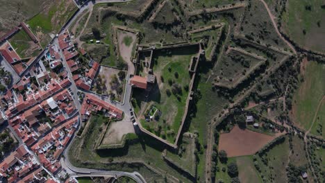 castillo de mourao e iglesia dentro de las murallas, portugal