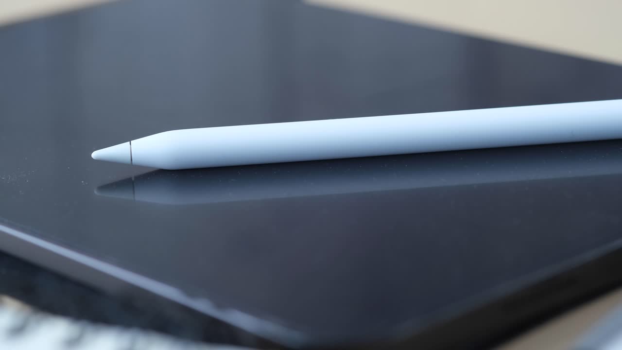 태블릿에 사과 연필