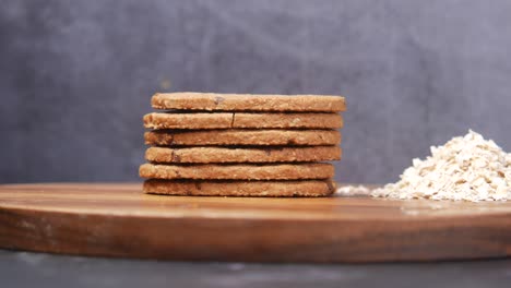 pila de galletas de chocolate sobre un fondo de madera