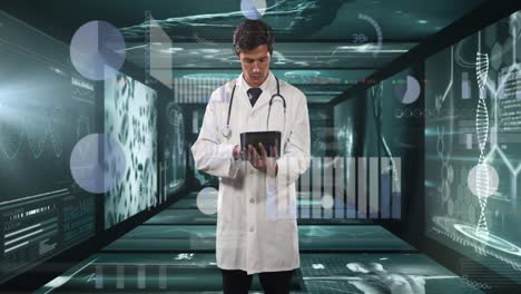 médico masculino usando una tableta digital contra pantallas con procesamiento de datos médicos