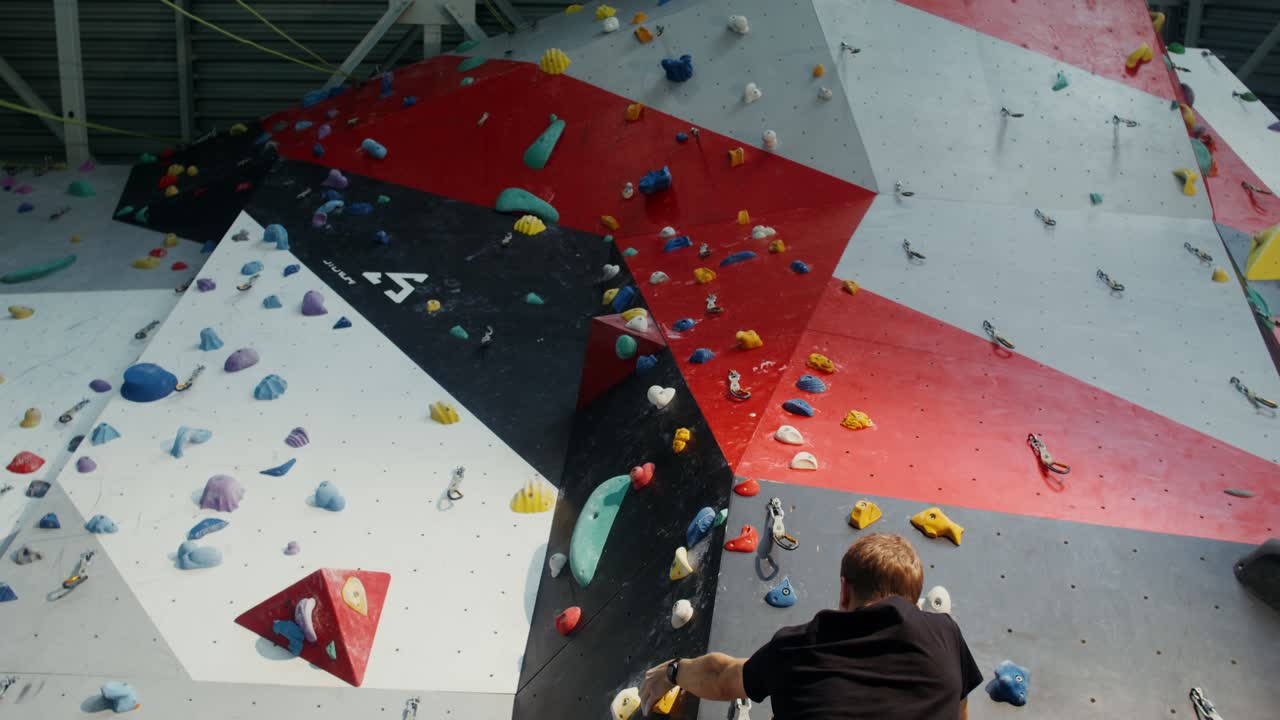 hombre escalando roca en una pared de escalada