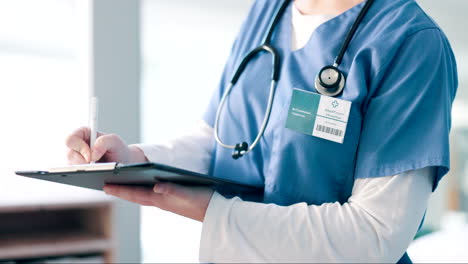 manos, escritura y mujer médico con el portapapeles