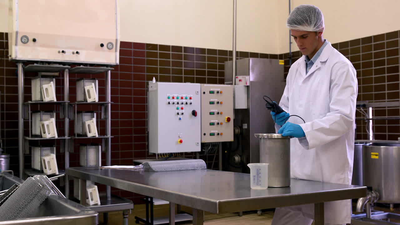 trabajador de la cervecería comprobando el producto