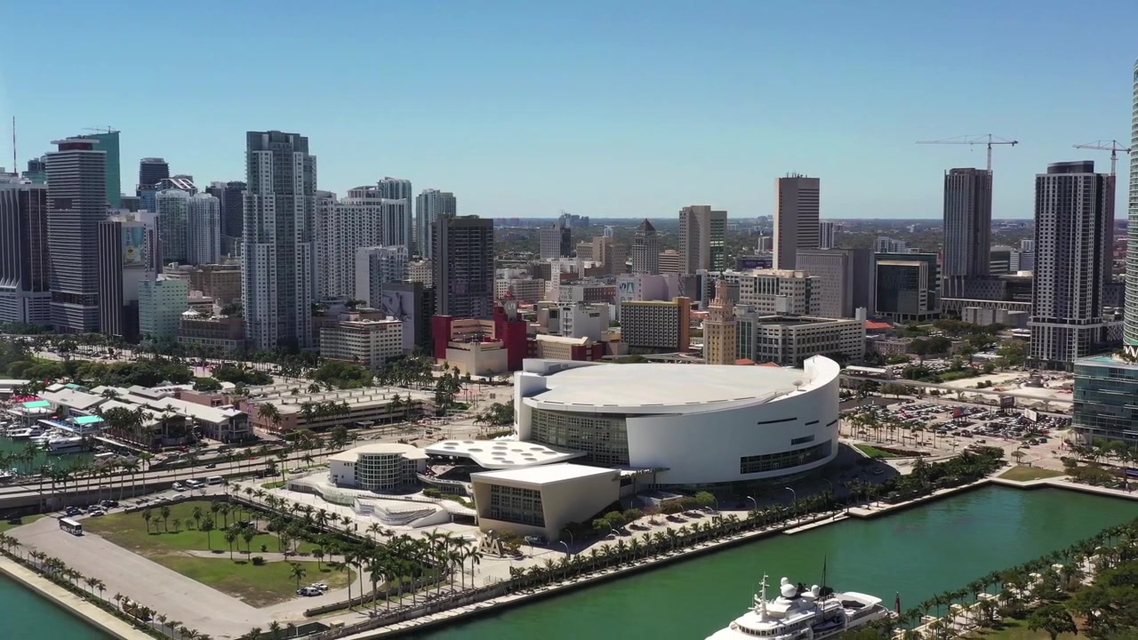 Veduta aerea dell'Arena di Downtown Miami con un molo per yacht nel porto