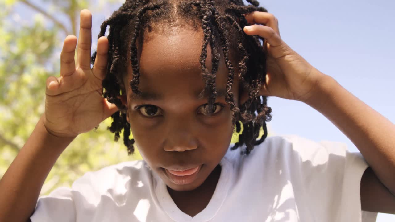 retrato de un niño lindo está haciendo muecas a la cámara