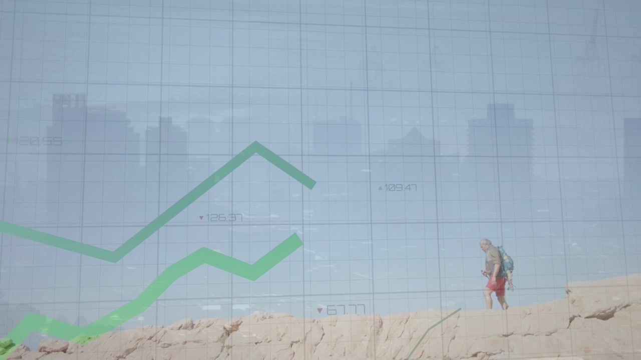 Hombre mayor haciendo senderismo por una cresta con mochila y usando un bastón, el movimiento inicia gráficos financieros verdes en un horizonte cuadriculado.