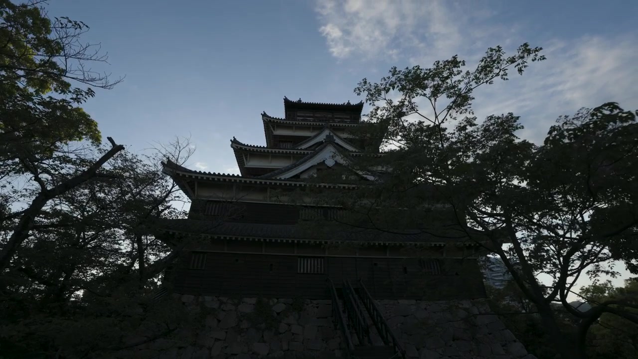 Avvicinandosi al castello di Hiroshima in prima serata, cielo blu.