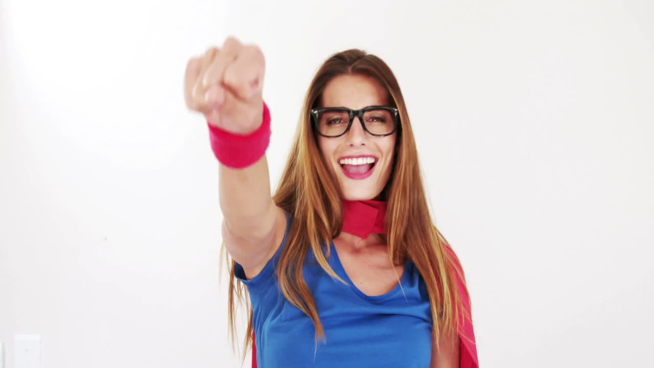Morena bonita com fantasia de super-heroína