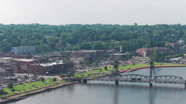 Ripresa aerea con teleobiettivo e allontanamento inverso del ponte levatoio nel centro di Stillwater, Minnesota. 4K