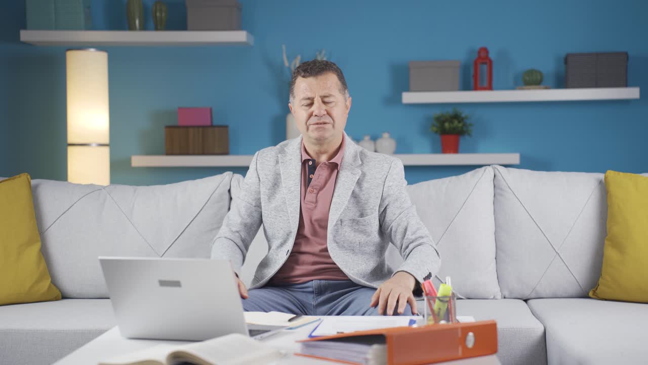 홈 오피스 직원, 절망에 빠진 남자