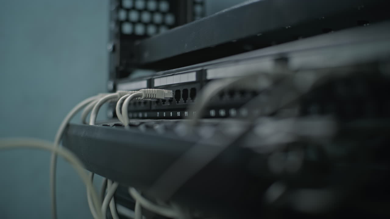 equipo de red en el rack del servidor