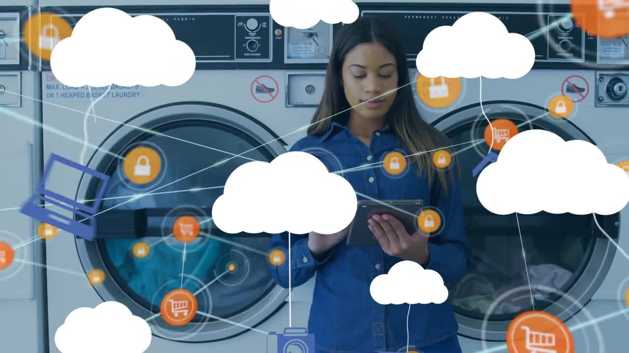 animación de la red de conexiones, nubes y porcentaje pasando por encima de la mujer biracial usando teléfono inteligente