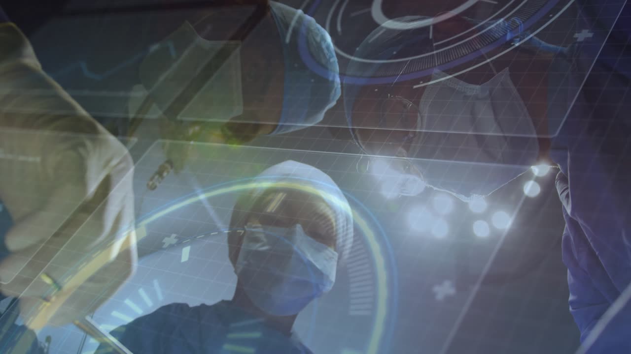 Três cirurgiões inclinados sobre uma mesa de cirurgia em um hospital, usando gráficos médicos holográficos e uma broca