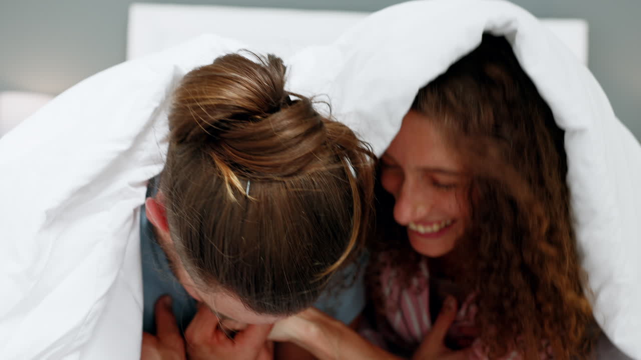 Coppia felice, amore e cura insieme a letto sotto