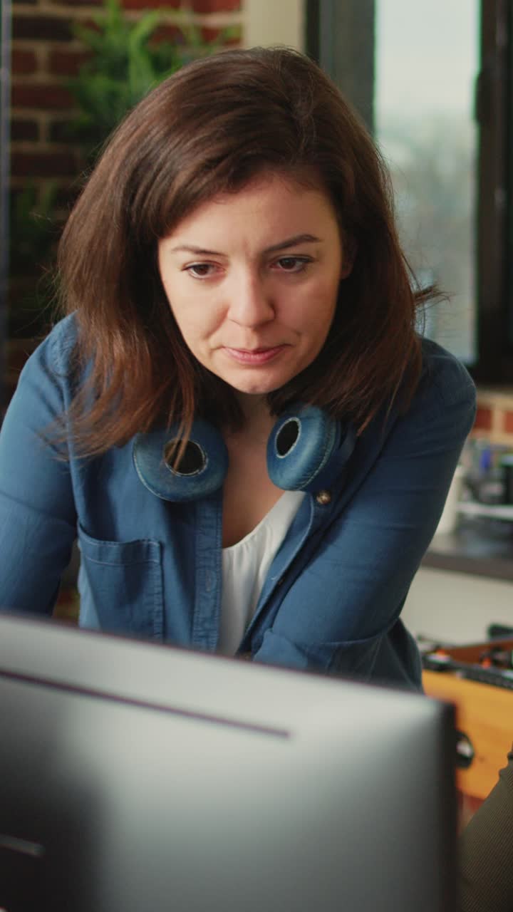 Vertical video: People doing teamwork to develop new interface in agency office