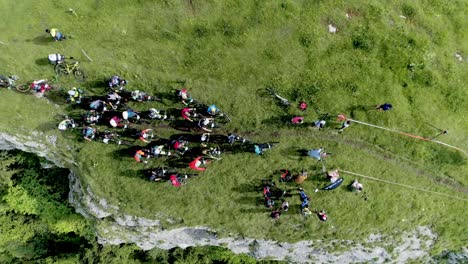 Toma-Aérea-De-Arriba-Hacia-Abajo-De-La-Famosa-Carrera-De-Ciclismo-De-Enduro-En-Las-Verdes-Montañas-De-Jura-En-Francia-Durante-El-Verano