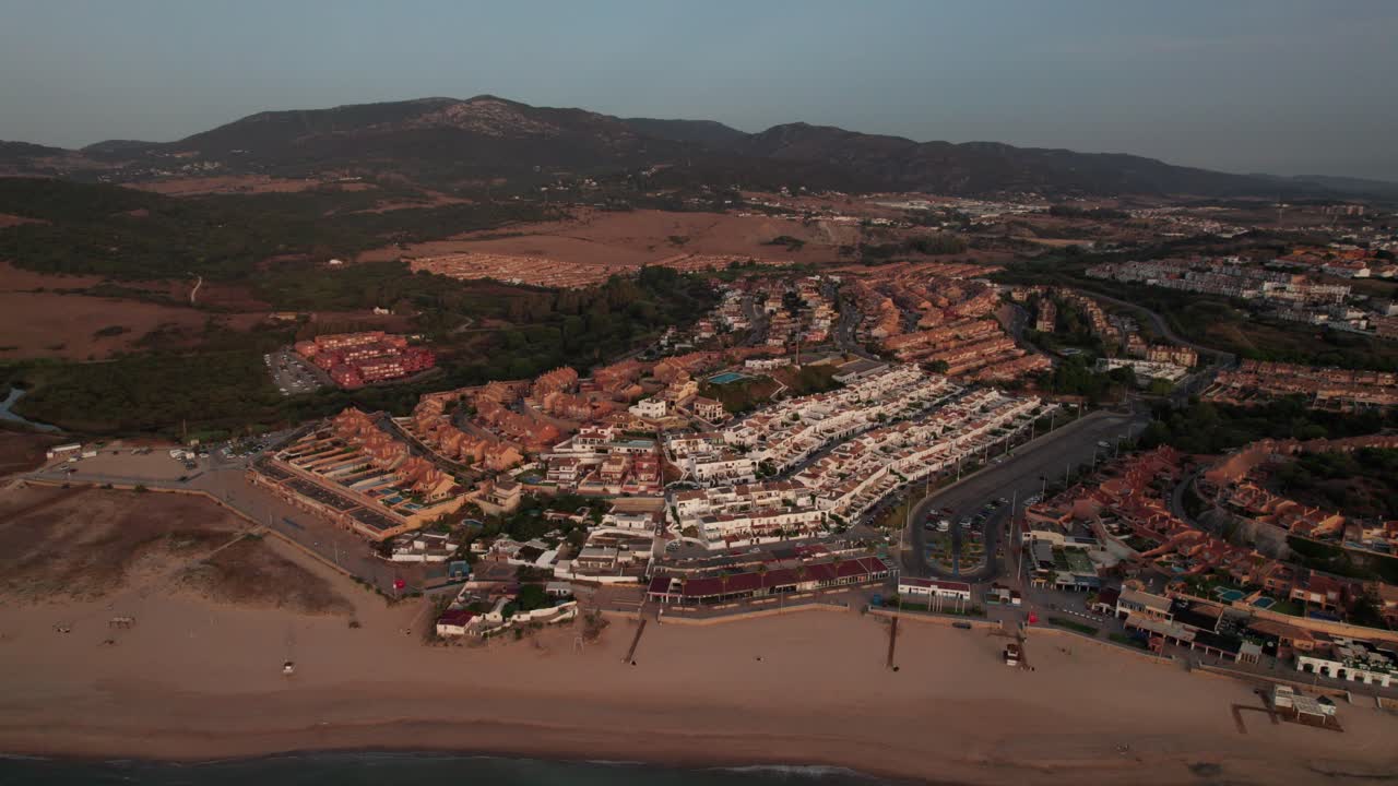 drone video aéreo dolly-out en el complejo de la ciudad en algeciras, españa con vista de las montañas que rodean la ciudad durante el amanecer