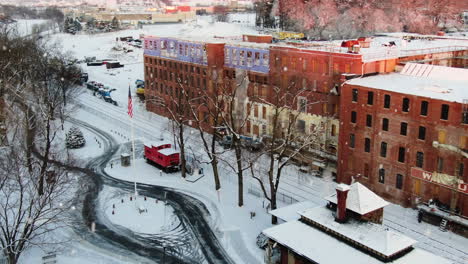 bandera estadounidense fláccida aérea colgando durante las nevadas, lititz usa