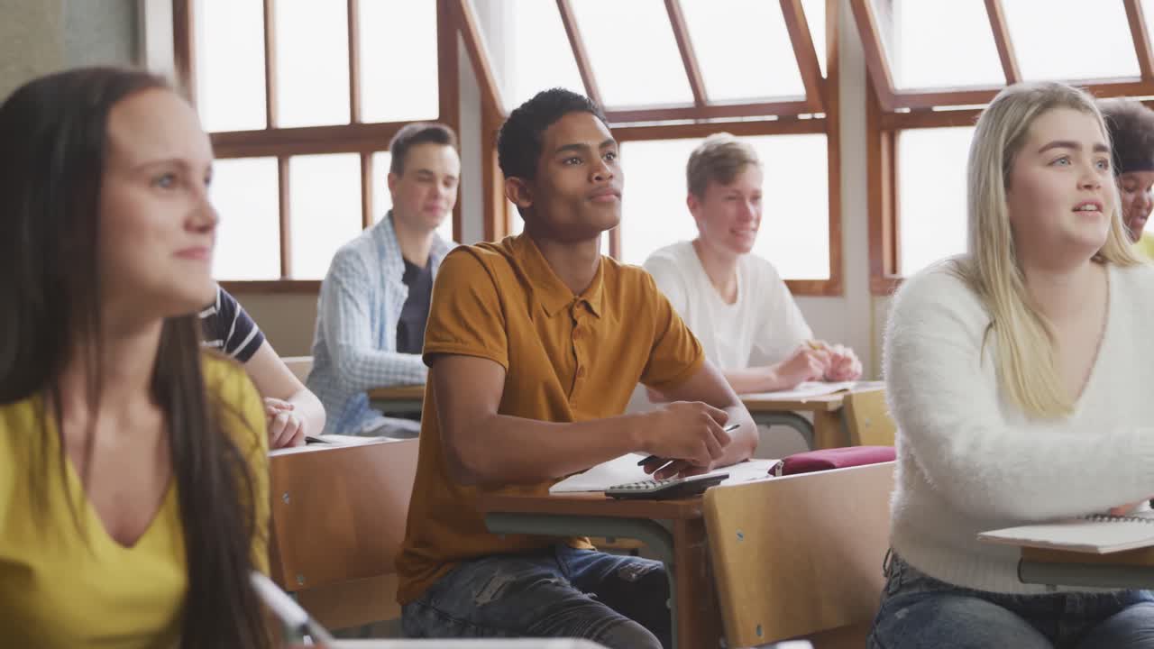 estudiantes que se concentran en la clase de secundaria