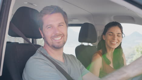retrato de una pareja adulta sentada y conduciendo un coche de alquiler en las vacaciones de verano