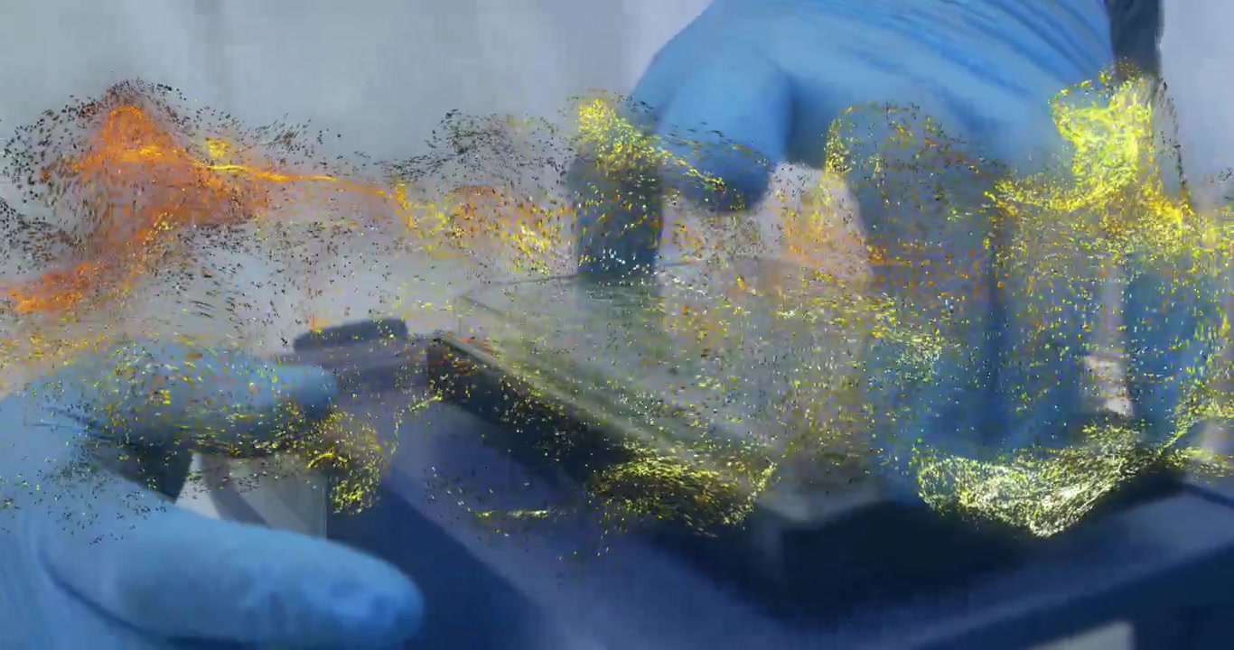 Tecnico con guanti blu che posiziona un vetrino in un laboratorio scientifico con particelle digitali vorticanti.