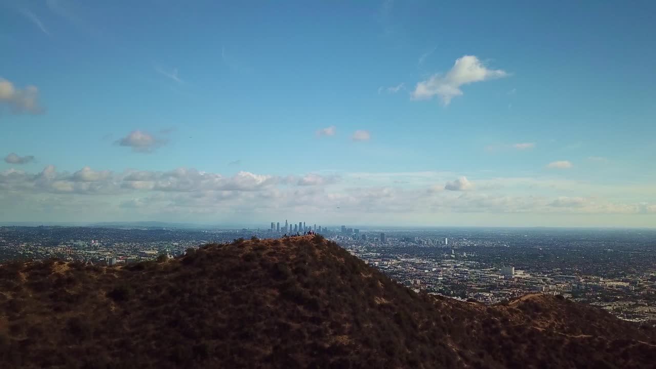 toma aérea volando sobre la colina de hollywood para revelar el centro de los ángeles