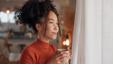 mujer disfrutando de café junto a la ventana