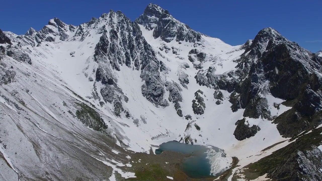 Kar Kaplı Dağlarla Çevrili Alp Gölü'nün Havadan Görünümü