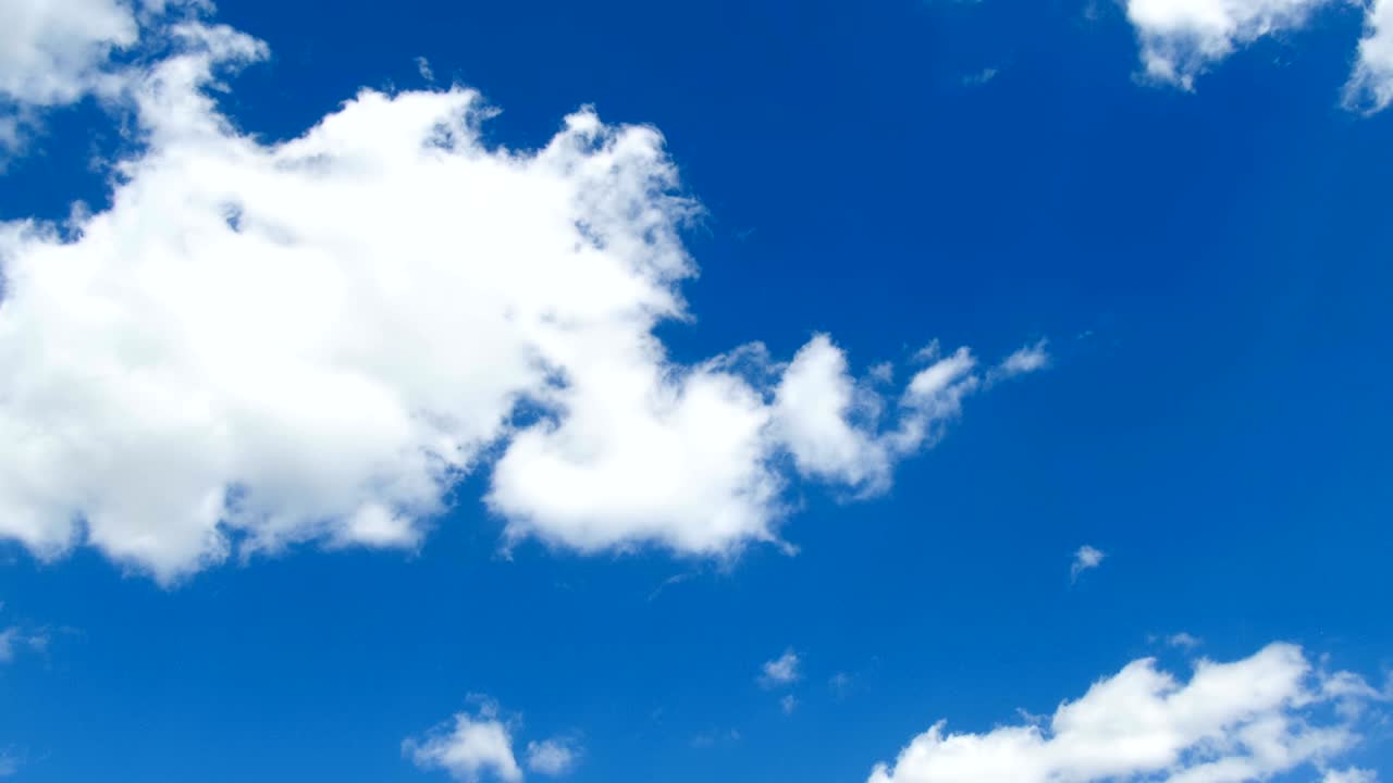 파란 하늘에서 구름이 움직이고 있습니다. 타임스